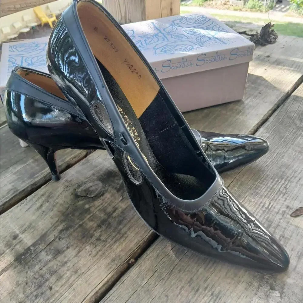 Vintage 1960s black patent leather pointy toed heels in original box, size 9.5